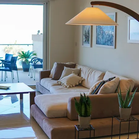 Luxury Living With Massive Pool - Views And Beautiful Gardens Apartment *