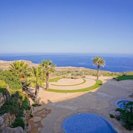 Luxury Living With Massive Pool - Views And Beautiful Gardens Apartment *