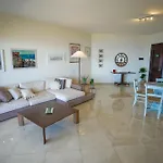 Luxury Living With Massive Pool - Views And Beautiful Gardens Appartamento *