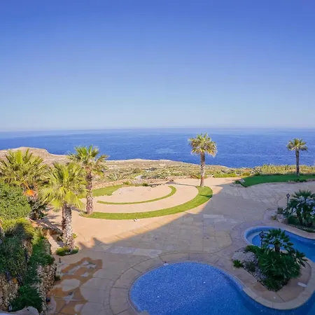 Apartment Luxury Living With Massive Pool - Views And Beautiful Gardens *
