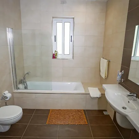 Luxury Living With Massive Pool - Views And Beautiful Gardens アパート Għajn Melel
