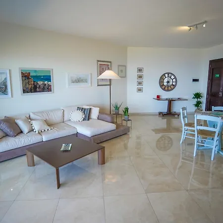 Luxury Living With Massive Pool - Views And Beautiful Gardens Għajn Melel