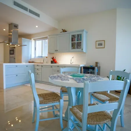 Luxury Living With Massive Pool - Views And Beautiful Gardens *