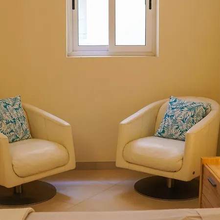 Luxury Living With Massive Pool - Views And Beautiful Gardens Ghajn Melel