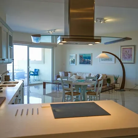 Luxury Living With Massive Pool - Views And Beautiful Gardens Apartment