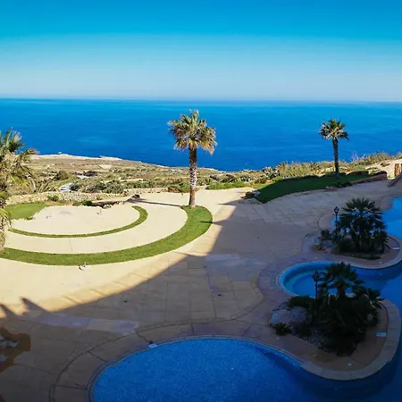 Luxury Living With Massive Pool - Views And Beautiful Gardens Apartment *
