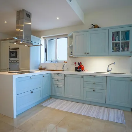 Apartment Luxury Living With Massive Pool - Views And Beautiful Gardens *