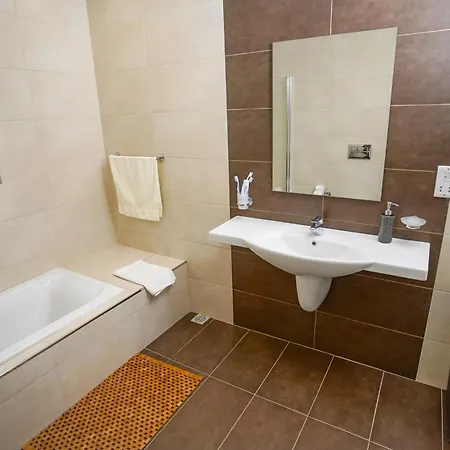 Luxury Living With Massive Pool - Views And Beautiful Gardens アパート Għajn Melel