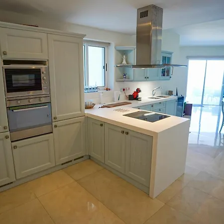 Luxury Living With Massive Pool - Views And Beautiful Gardens