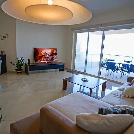 Luxury Living With Massive Pool - Views And Beautiful Gardens Apartment *