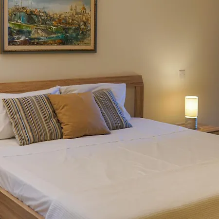 Apartment Luxury Living With Massive Pool - Views And Beautiful Gardens *