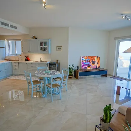 Luxury Living With Massive Pool - Views And Beautiful Gardens アパート Għajn Melel