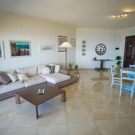 Luxury Living With Massive Pool - Views And Beautiful Gardens Apartment *