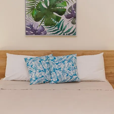 Apartment Luxury Living With Massive Pool - Views And Beautiful Gardens *