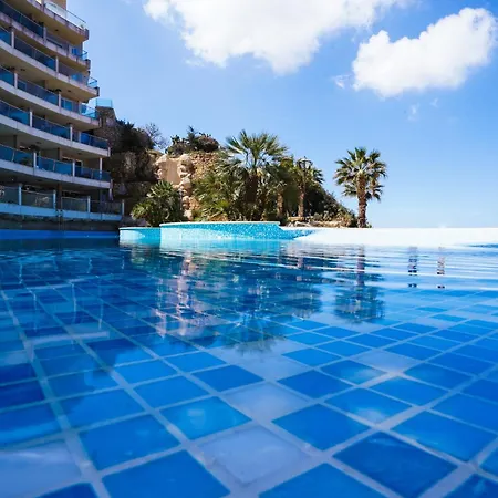 Luxury Living With Massive Pool - Views And Beautiful Gardens