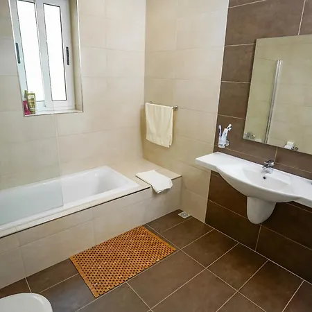 Luxury Living With Massive Pool - Views And Beautiful Gardens