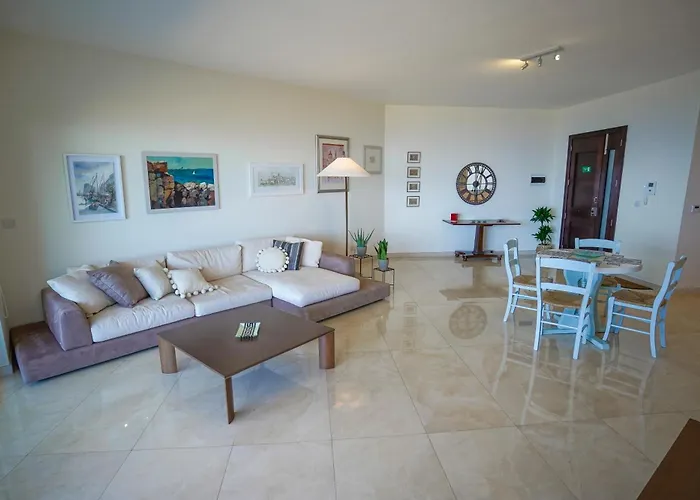 Luxury Living With Massive Pool - Views And Beautiful Gardens Ghajn Melel