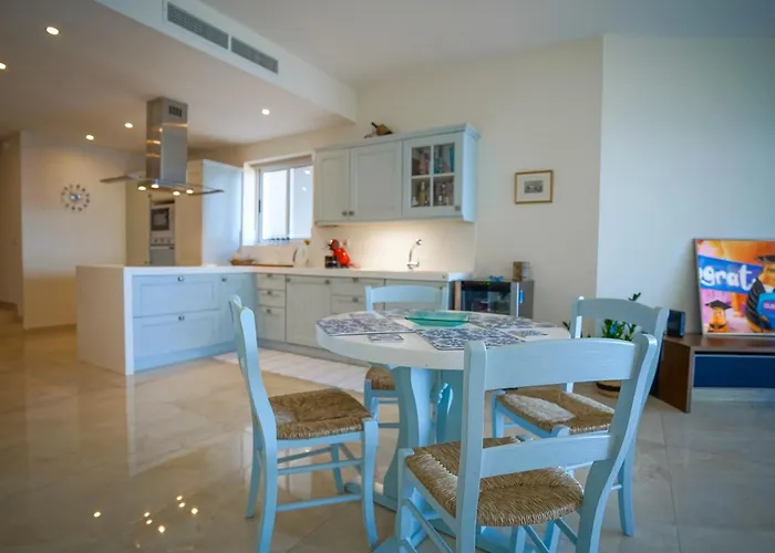 Luxury Living With Massive Pool - Views And Beautiful Gardens *