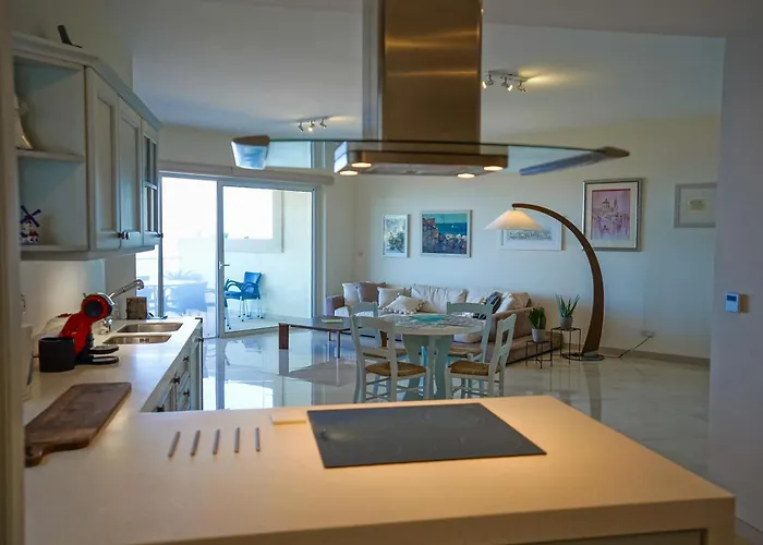 Luxury Living With Massive Pool - Views And Beautiful Gardens Διαμέρισμα