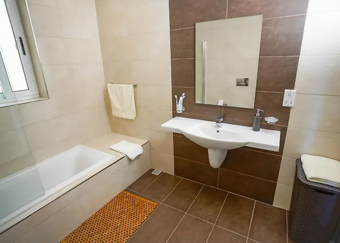 Luxury Living With Massive Pool - Views And Beautiful Gardens Διαμέρισμα Ghajn Melel