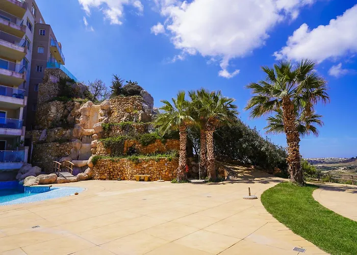 Luxury Living With Massive Pool - Views And Beautiful Gardens * Ghajn Melel