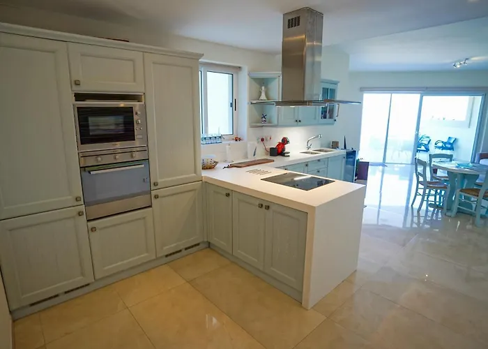 Luxury Living With Massive Pool - Views And Beautiful Gardens