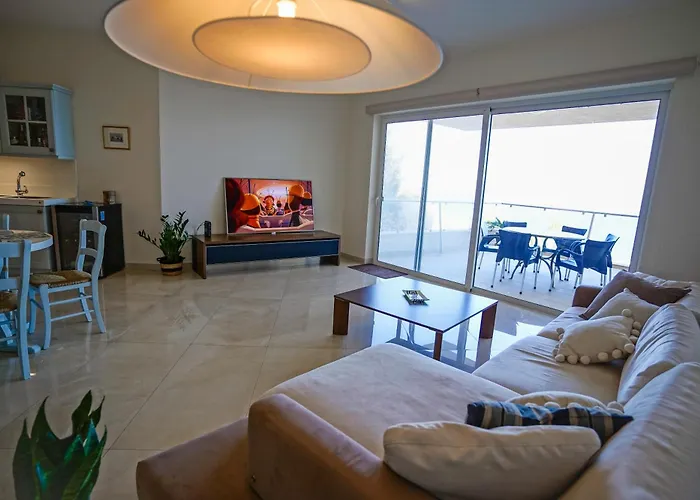 Luxury Living With Massive Pool - Views And Beautiful Gardens Διαμέρισμα *