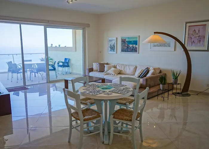 Luxury Living With Massive Pool - Views And Beautiful Gardens * Ghajn Melel