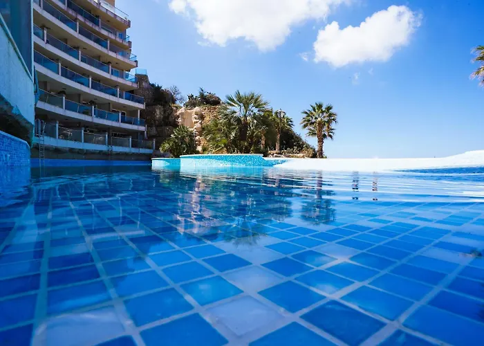 Luxury Living With Massive Pool - Views And Beautiful Gardens