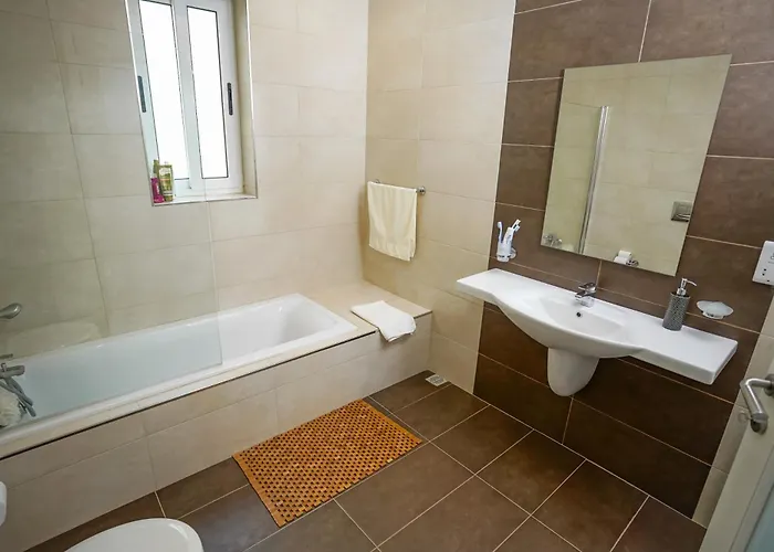 Luxury Living With Massive Pool - Views And Beautiful Gardens